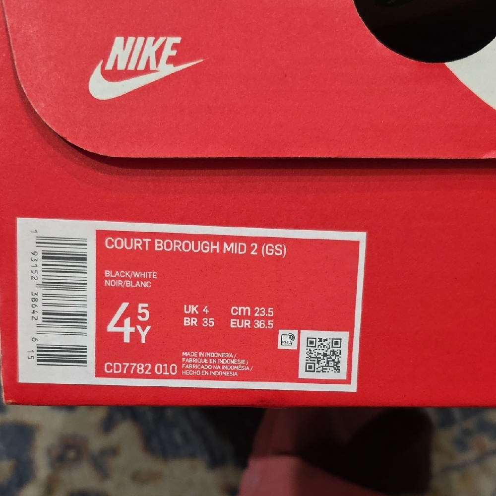 New never worn Nike Court Borough.